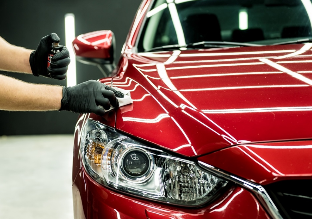 Seramik kaplama uygulanmış parlak araç yüzeyi